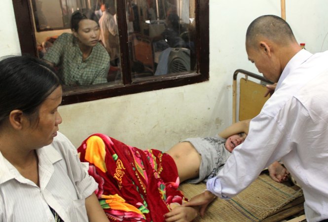 Cháu Nguyễn Anh Tú đang nằm điều trị tại bệnh viện Hữu nghị Đa khoa Nghệ An - Ảnh: Cảnh Phúc