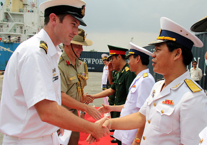 Thuyền trưởng McPherson-Ran chào cán bộ, chiến sĩ Hải quân nhân dân Việt Nam tại cảng - Ảnh: Phạm Quang Tiến