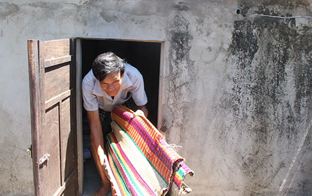 Có căn hầm trú bão, ông Tự yên tâm có chỗ ẩn nấp. Căn nhà cấp 4 của gia đình ông bị xuống cấp từ nhiều năm qua nhưng không thể xây dựng lại vì vướng quy hoạch - Ảnh: Đ.Cường
