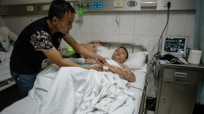 Một học sinh Trung Quốc bị thương trong vụ đâm dao ở Hồ Bắc hồi đầu tháng 9 - Ảnh: AFP