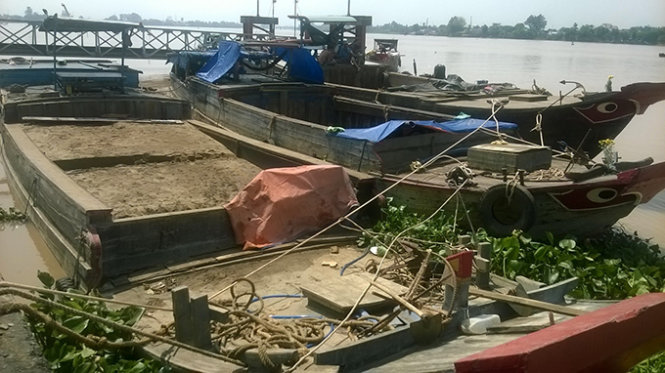 Các ghe vi phạm mua bán cát trái phép trên sông Đồng Nai được đưa về xử lý - Ảnh: Thanh Huy