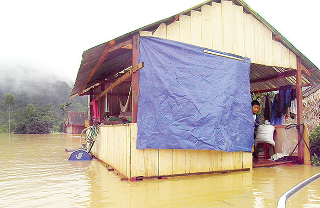 Một gia đình ở Tân Hóa sống an toàn trong ngôi nhà bè trong trận lũ hôm 1-10-2011 - Ảnh: Ngân Hà