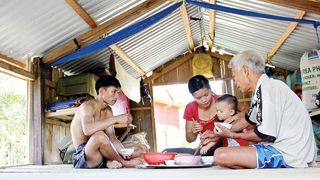 Gia đình ông Đinh Thanh Vân sinh hoạt trong ngôi nhà bè dù chưa đến mùa lũ