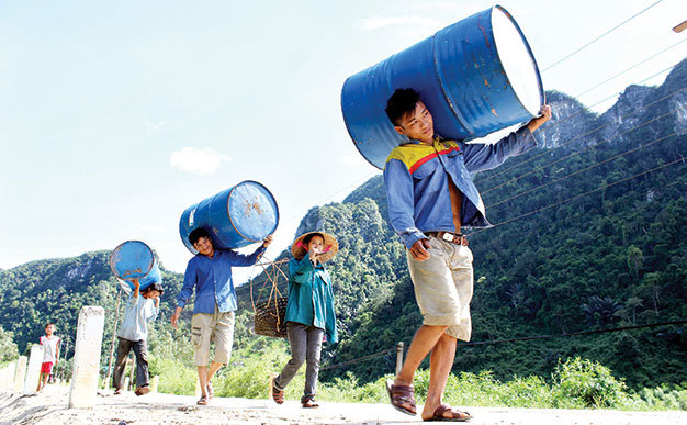 Mang thùng phuy về làm nhà bè tại xã Tân Hóa, huyện Minh Hóa, Quảng Bình