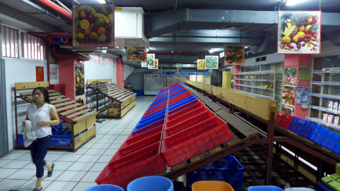 Khung cảnh vắng vẻ tại một quầy hàng bán trái cây ở chợ Cửa Nam, Hà Nội - Ảnh: Nguyễn Khánh