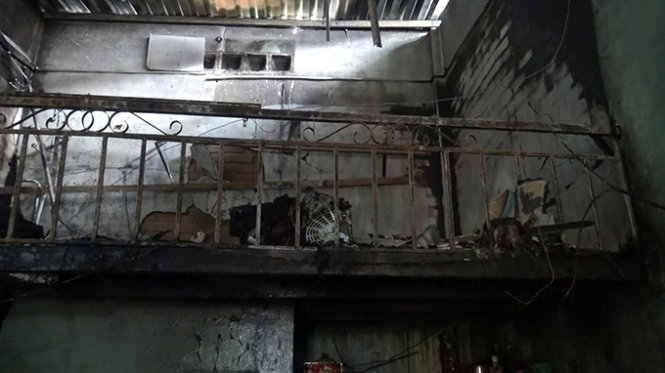 Gác xép, đồ đạc trong tiệm hớt tóc hoang tàn sau vụ cháy - Ảnh: Bá Sơn