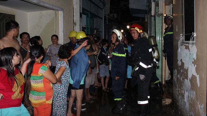 Lực lượng chữa cháy tại hiện trường khi căn nhà phát hỏa lần hai - Ảnh: Hải Hiếu