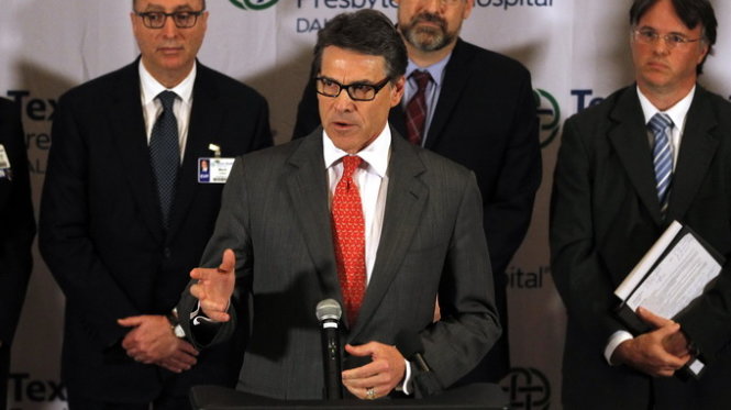 Thống đốc Texas Rick Perry trấn an dư luận về nguy cơ dịch Ebola lây lan ở Dallas - Ảnh: Reuters
