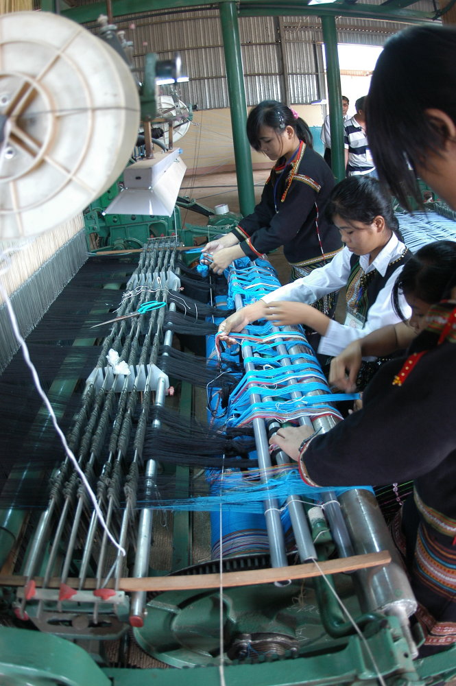 Nên phân luồng đào tạo từ giai đoạn học sinh phổ thông. Trong ảnh: dạy nghề tại Trường cao đẳng Đào tạo nghề thanh niên dân tộc TP Buôn Ma Thuột, tỉnh Đắk Lắk - Ảnh: T.T.D.