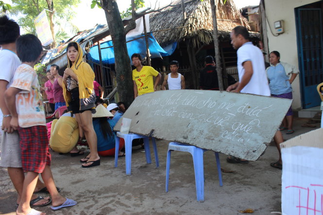 Tấm bảng được người dân dựng lên bên hiện trường vụ tai nạn - Ảnh: H.Hiếu