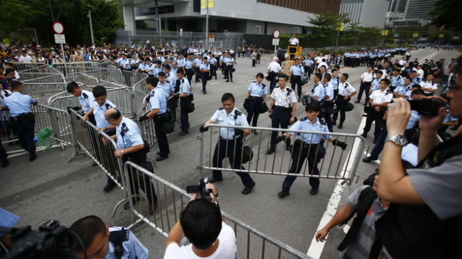 Cảnh sát Hong Kong lập rào chắn quanh văn phòng đặc khu trưởng Lương Chấn Anh - Ảnh: Reuters