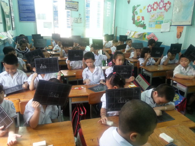 Học sinh lớp 1 Trường tiểu học Vạn Tường, Q.Phú Nhuận (TP.HCM) trong giờ luyện chữ - Ảnh: H.HG.