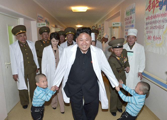 Ảnh tư liệu ông Kim Jong-un vui đùa cùng thiếu nhi tại một bệnh viện ở Bình Nhưỡng. Ảnh: Reuters