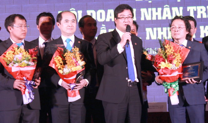 Anh Nguyễn Thu Phong (giữa) - tân chủ tịch Hội Doanh nhân trẻ TP.HCM  nhiệm kỳ 2014-2017 - Ảnh: Q.L.