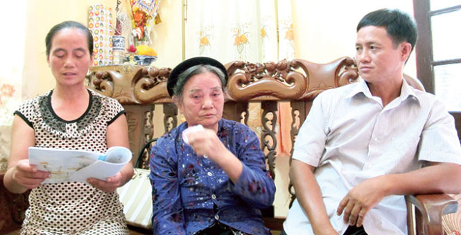 Cụ Nguyễn Thị Tám (giữa) bị con dâu khai tử hiện vẫn đang sống khỏe - Ảnh: Xuân Long