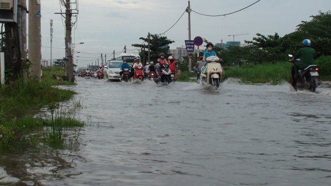 Ngập kéo dài khoảng 1km trên đường Lương Định Của, Q.2. Ảnh: Đức Phú