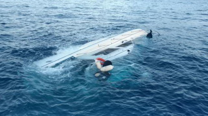 Hiện trường một vụ đắm tàu ngoài khơi Indonesia - Ảnh: Antara