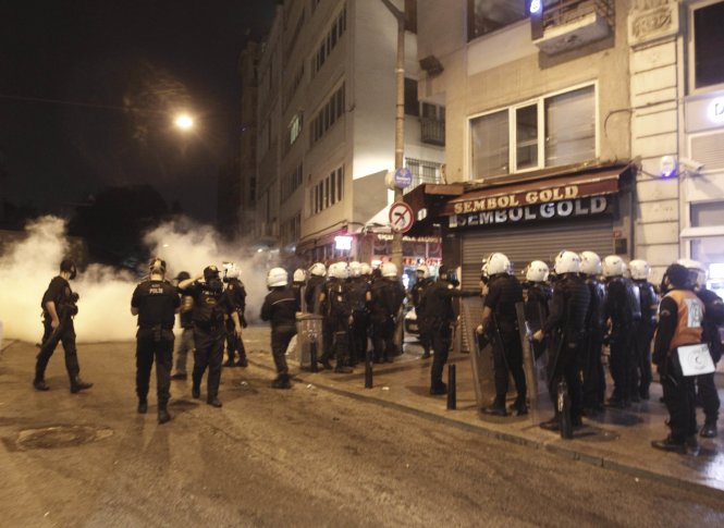 Người biểu tình ủng hộ người Kurd đụng độ cảnh sát ở Istanbul – thành phố lớn nhất của Thổ Nhĩ Kỳ - Ảnh: Reuters