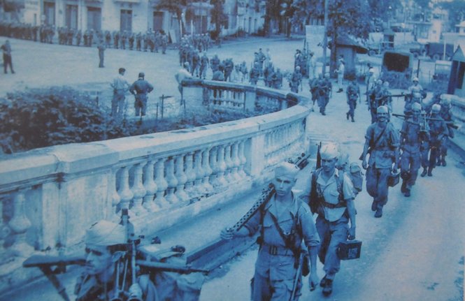 Quân Pháp rút quân qua đường dẫn phía Hàng Đậu lên cầu Long Biên- Ảnh: QUANG THẾ