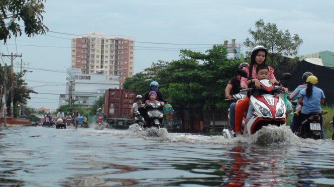 Triều cường gây ngập đường 44 Trương Đình Hội, Q.8. Ảnh: Đức Phú.