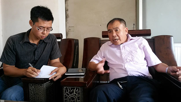 Ông Quảng (bìa phải) trao đổi với PV báo Tuổi Trẻ về địa điểm con tàu mất lien lạc