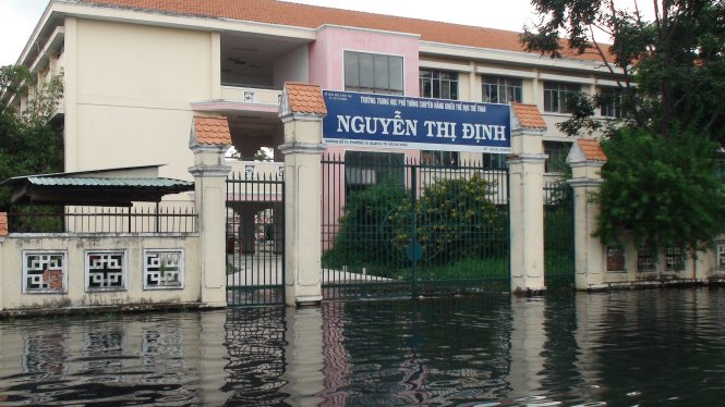 Trường THPT năng khiếu thể thao Nguyễn Thị Định,Q.8 ngập nước. Ảnh: Đức Phú