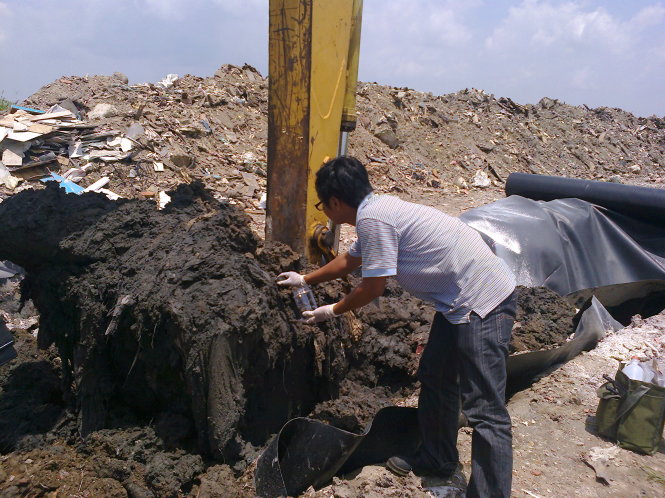 Các chất thải nguy hại được chủ doanh nghiệp đem đi chôn lén khiến đất bị ô nhiễm nặng nề - Ảnh: Sơn Bình