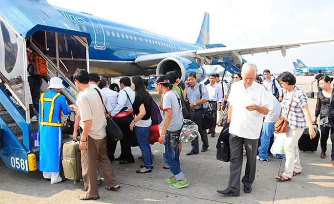 Một số ý kiến cho rằng cần xem lại nhận định: sân bay Tân Sơn Nhất sắp quá tải và không thể mở rộng - Ảnh: T.T.D.