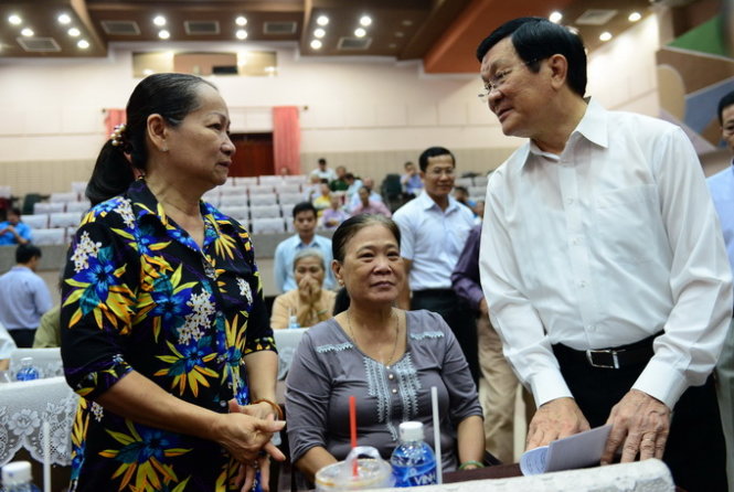 Chủ tịch nước Trương Tấn Sang trò chuyện cùng cử tri tại buổi tiếp xúc cử tri Q.4, TP.HCM sang 15-10 - Ảnh: Quang Định