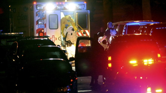 Các nhân viên y tế đưa nữ y tá Amber Vinson tới bệnh viện ĐH Emory ở Atlanta để điều trị - Ảnh: Reuters