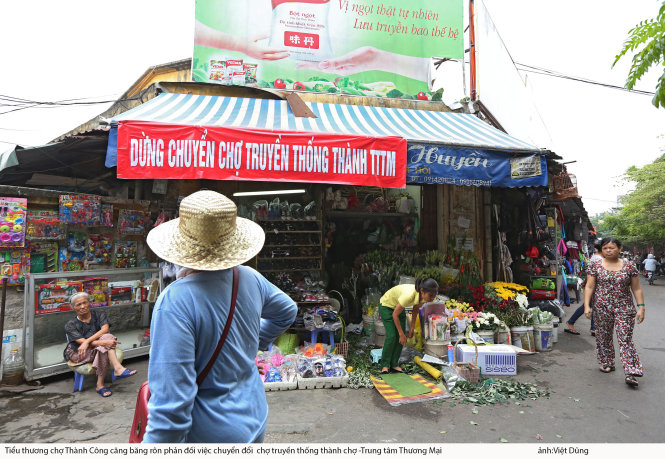 Tiểu thương chợ Thành Công căng băngrôn yêu cầu không chuyển đổi chợ truyền thống thành trung tâm thương mại - Ảnh: Việt Dũng