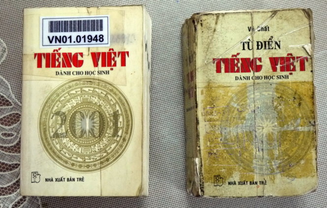 Từ trên xuống: Quyển từ điển của Vũ Chất in năm 1969 và các quyển được in từ năm 2000 đến 2013 với logo của các NXB khác nhau: Hồng Đức, Trẻ - Ảnh: L.Điền
