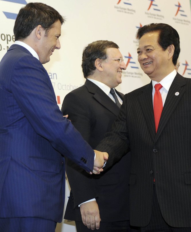 Thủ tướng Nguyễn Tấn Dũng và Thủ tướng Ý Matteo Renzi  tại Hội nghị ASEM ở Milan ngày 16-10 - Ảnh: Reuters