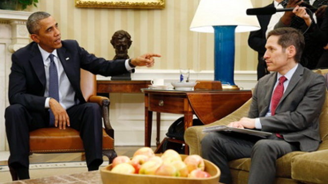Tổng thống Mỹ Barack Obama (trái) và giám đốc cơ quan ngăn chặn và kiểm soát dịch bệnh liên bang Mỹ  Tom Frieden bàn luận về Ebola -  Ảnh: Reuters