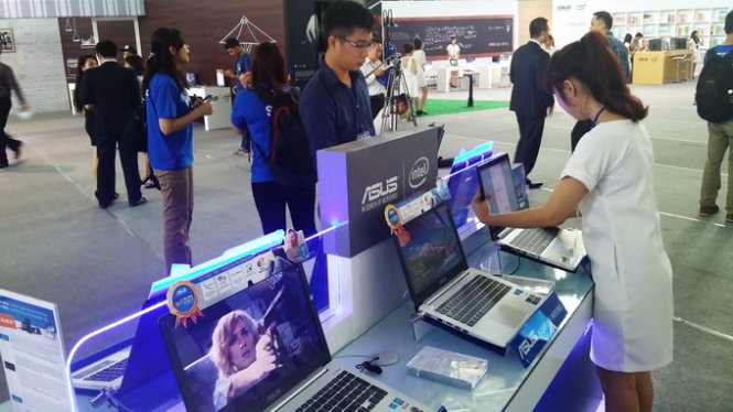 Triển lãm Asus Expo 2014 với các mẫu laptop mới - Ảnh: T.Trực