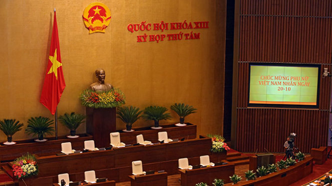Chúc mừng ngày Phụ nữ Việt nam nhân ngày 20-10 được đăng trên màn hình TV lớn trong Hội trường nay bên Chỗ ngồi của Chủ tịch đoàn QH sáng nay - Ảnh: Việt Dũng