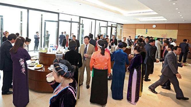 Các đại biểu QH uống trà,ca phê tại Hành lang Hội trường nhà Quốc Hội  - Ảnh: Việt Dũng