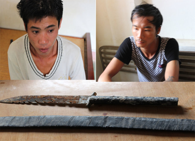 Hai đối tượng Nguyễn Văn Tiến và Đỗ Trung Kiên (từ trái qua) cùng các tang vật vụ án mà Công an huyện Tĩnh Gia (Thanh Hóa) thu giữ - Ảnh: Hà Đồng.
