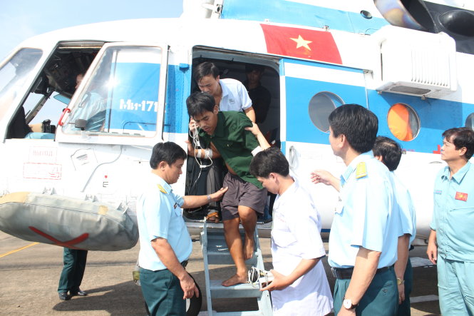 Ngư dân được chuyển cấp cứu bằng máy bay trực thăng - Ảnh do Bệnh viện 175 cung cấp.
