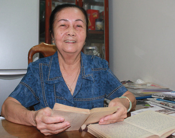 Bà Châu Loan với những tập nhật ký  ố vàng - Ảnh: Tâm Lụa