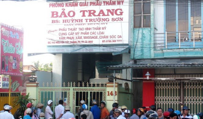 Nhiều người vây quanh thẩm mỹ viện Bảo Trang sau khi vụ cướp xảy ra