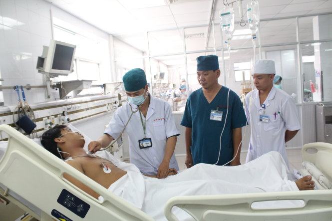 Ngư dân Minh đang được điều trị tại khoa hồi sức cấp cứu - Ảnh do Bệnh viện 175 cung cấp.