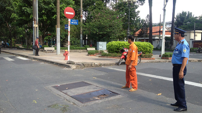 Hầm cáp điện thoại tại giao lộ Ngô Quyền - Hùng Vương, Q.5 bị lún sụp do Công ty điện thoại Tây TP quản lý - Ảnh: N.Ẩn