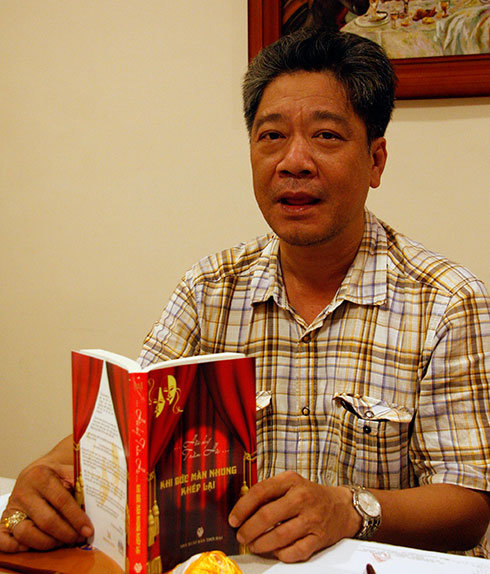Nghệ sĩ Anh Kiệt - con trai soạn giả Trần Hà - giới thiệu quyển hồi ký của cha - Ảnh: L.Điền