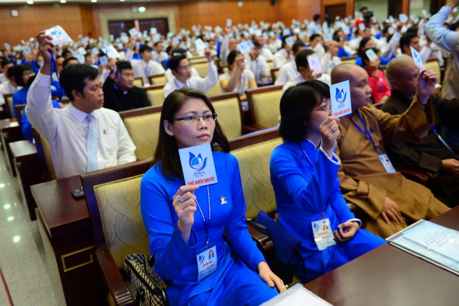 Các đại biểu biểu quyết Đoàn chủ tịch đại hội sáng 24-10 - Ảnh: Quang Định