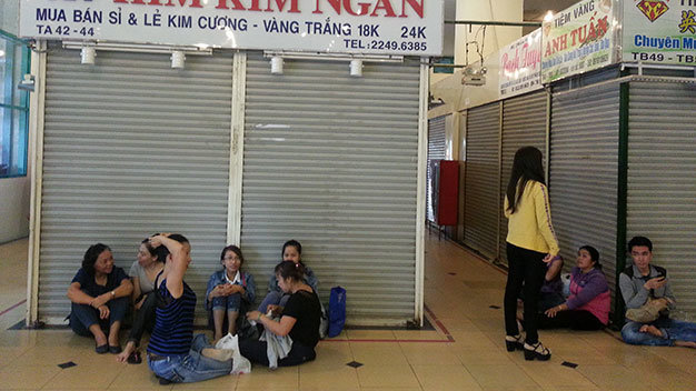 Nhiều chủ sạp ngưng bán hàng để phản đối chính sách tăng giá thuê sạp tại An Đông Plaza - Ảnh: Lê Sơn