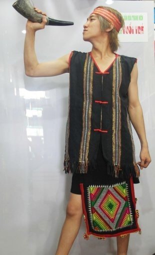 Trang phục dùng khăn Piêu làm khố từ Website của Nhà sách Tuổi trẻ thuộc Nhà văn hóa Thanh Niên - Ảnh: BTC cung cấp