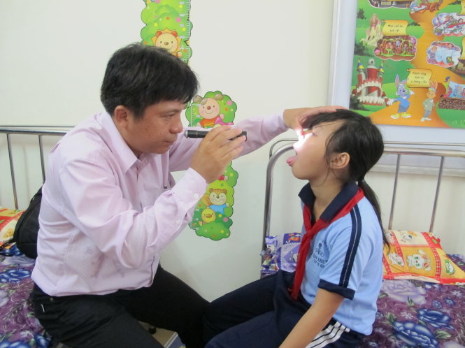 Bác sĩ Bệnh viện Nhi Đồng 1 đang khám bệnh cho học sinh trường tiểu học Nguyễn Khuyến