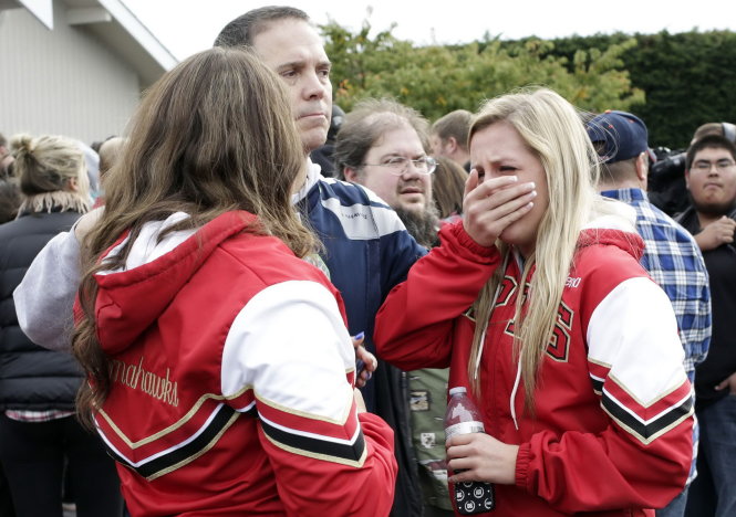 Các học sinh vẫn chưa hết bàng hoàng sau vụ nổ súng tại trường trung học Marysville-Pilchuck ở Marysville, bang Washington - Ảnh: Reuters