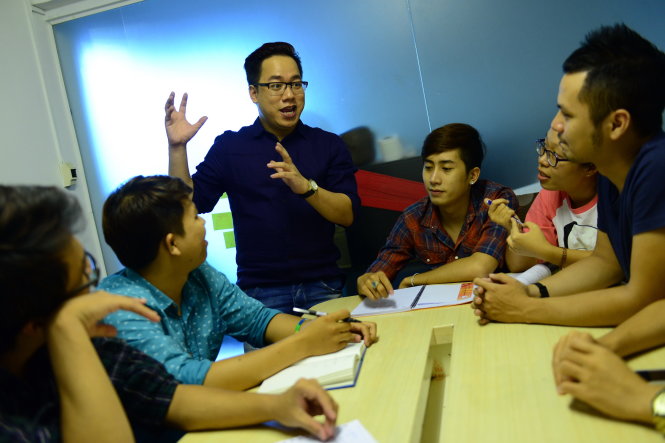 MC Nguyễn Thanh Tùng (đứng) trao đổi công việc với các đồng nghiệp - Ảnh: Quang Định
